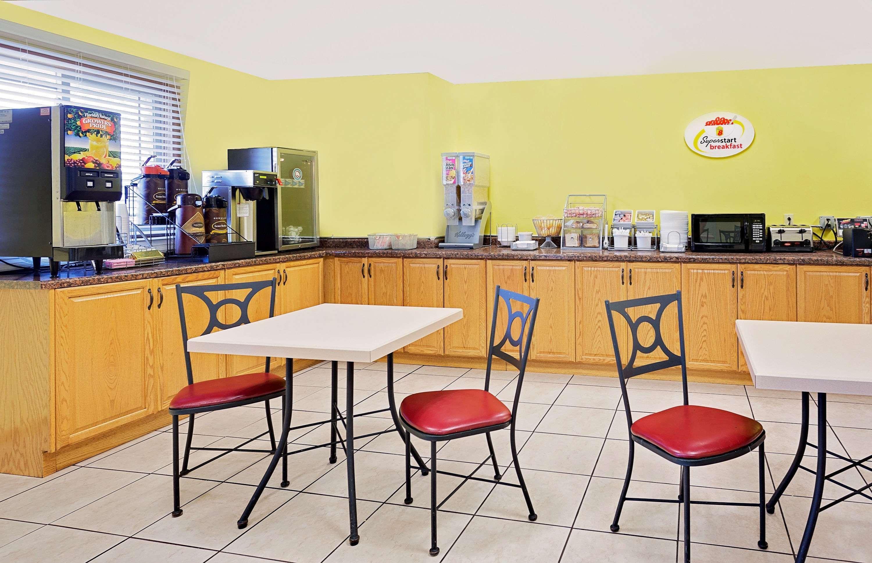 Super 8 By Wyndham Sturgeon Bay Exterior foto